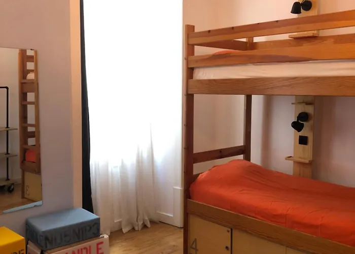 Living Lounge Hostel *