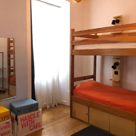 Living Lounge Hostel *